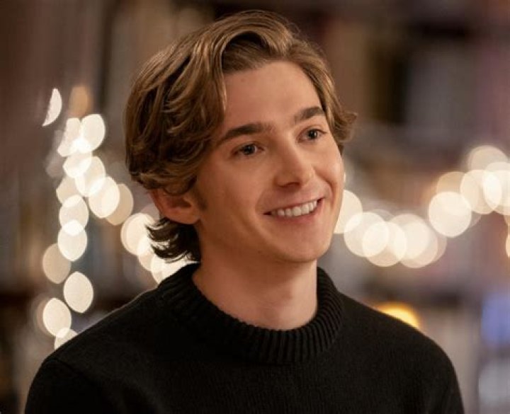 Austin Abrams in Dash & Lily Austin Abrams in Dash & Lily