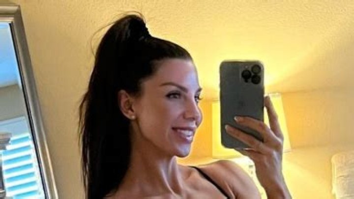 Trainer Brittany Perille in Workout Gear Does "Core Challenge"